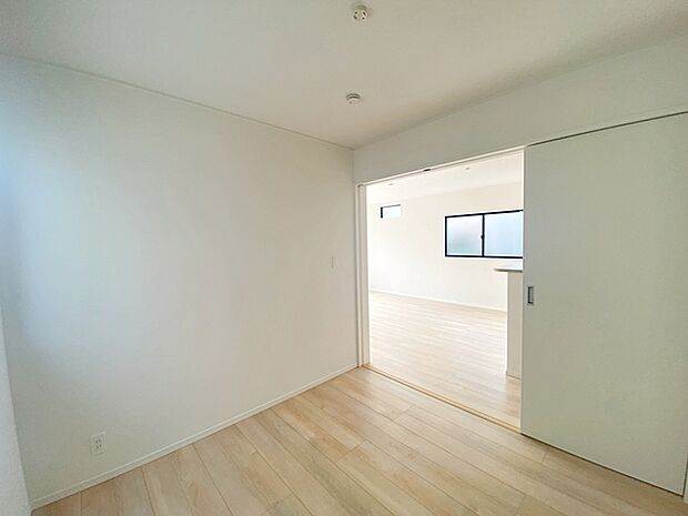 【洋室4.5帖】 リビングと続き間の洋室。オープンにして大空間にしたり、クローゼットもあるので個室として使用することもでき便利です。