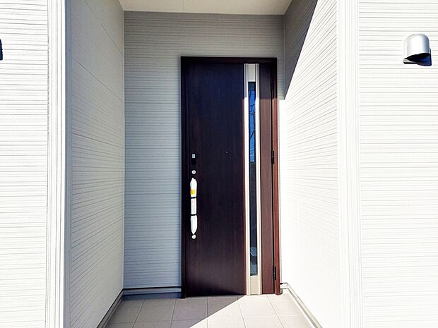 雨の日の出入りも濡れにくい玄関ポーチ 