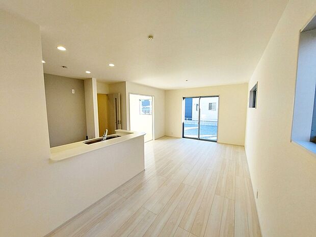 大きな窓のあるリビングは、陽光あふれる明るい空間です。居心地良く、ご家族皆がゆったり寛げる憩いの空間となりそうです