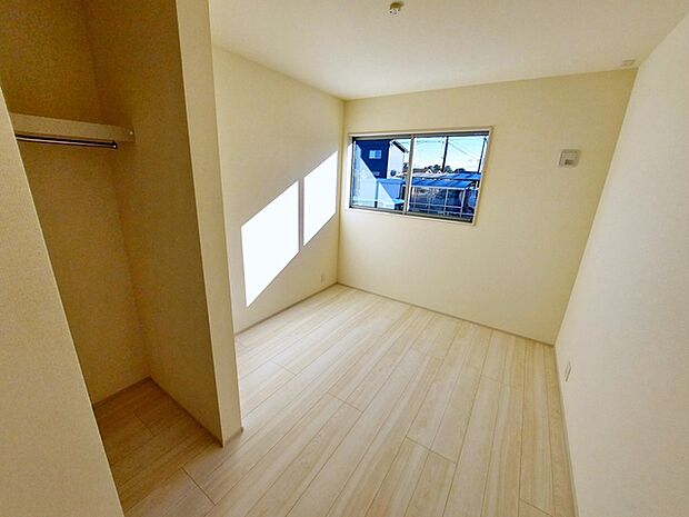 お子様の一人部屋に最適な居室です。クローゼット付きで自然とお片付けできる環境に! ご家族みんながゆっくりくつろげる広々リビング