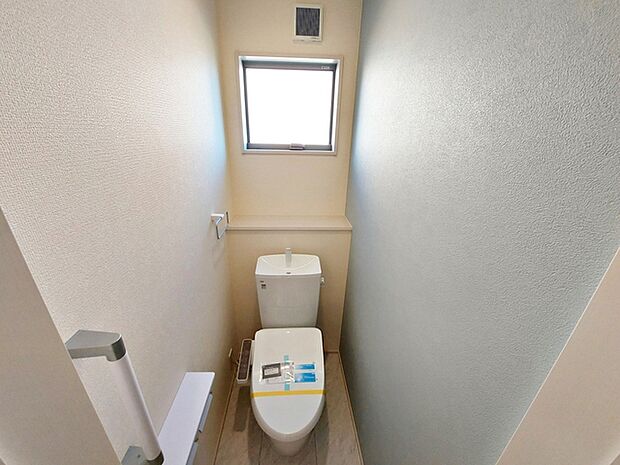 温水洗浄便座付!窓があるため換気も出来て空気がすっきり!