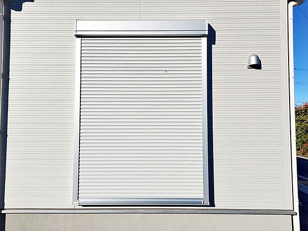 外観を損なわないシンプルなデザインの操作しやすいシャッター!防犯や台風対策に効果的です。???