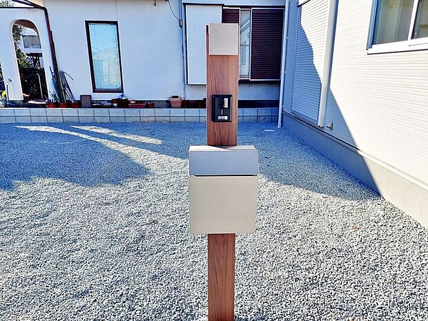 カメラ付きインターホンとポストはお洒落な一体型で場所を取りません?