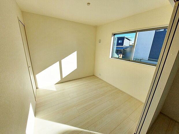 全居室にしっかりとした大きさのクローゼットを完備し、収納スペースも十分です。