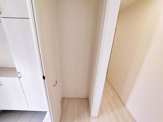 天井まであるシューズBOX!大きな収納ですので散らかりがちな玄関もスッキリ収納!