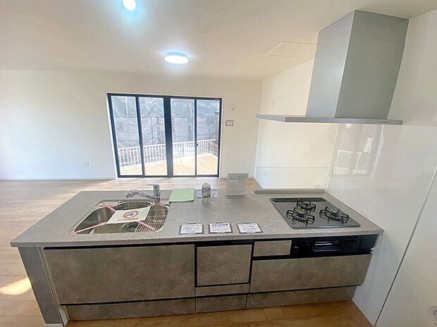 【キッチン】 リビングで遊んでいるお子様を見ながらお料理ができ、子育て中のパパママにも安心の設計です!