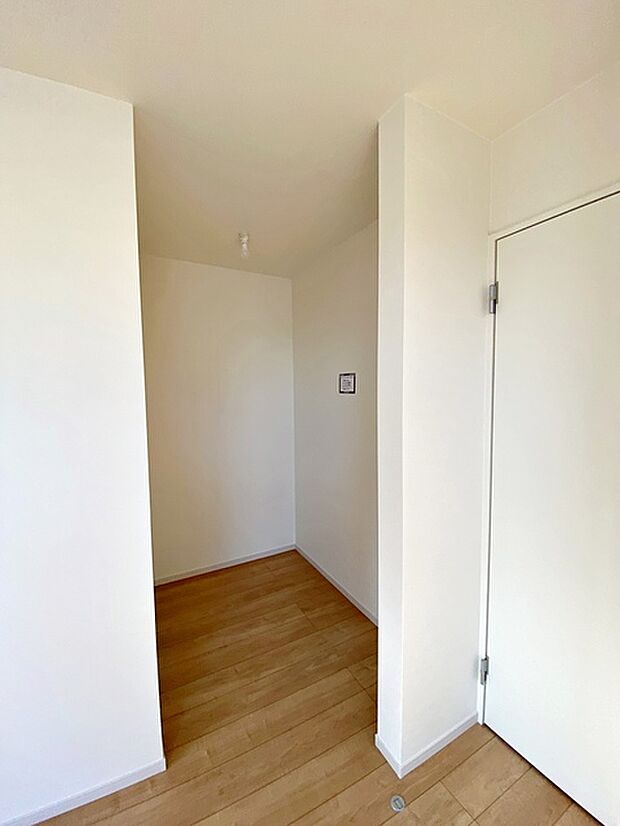 【ウォークインクローゼット】 WICは洋服、帽子、バッグなど全て収納可能!お部屋がスッキリ整理整頓できます!