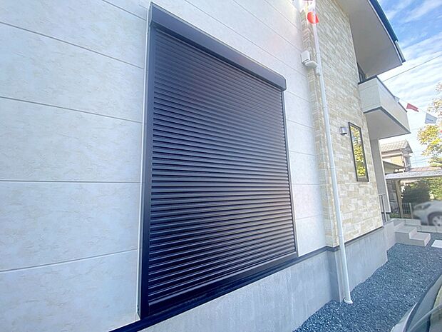 台風などから窓を守り、外出時の防犯対策に開け閉め楽々なシャッター式