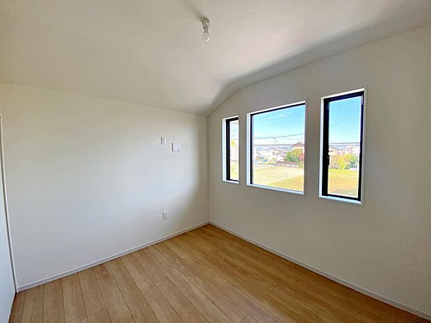 【洋室約5.2帖】 腰窓で机や家具の配置がしやすい洋室約5.2帖。子供部屋や書斎にもオススメです！ 