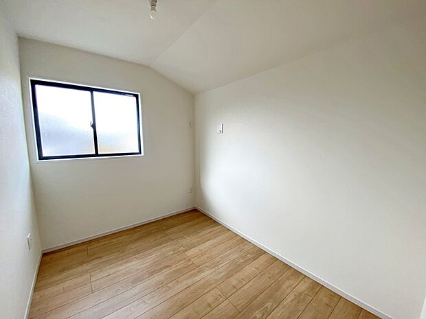 【洋室約4.4帖】 白を基調とした内装は光を反射しお部屋全体を明るく演出します。