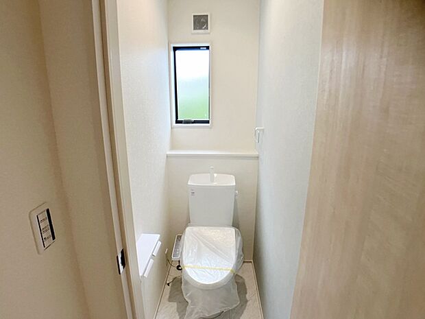 【トイレ】 2カ所シャワー機能付トイレを設置しており、忙しい朝の混雑も解消！ 