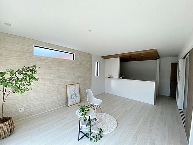 【リビング16.25帖】 沢山の光が差し込む明るいリビングは、開放的で心地よい空間です。自然と家族が集まり幸せな時間が流れます。