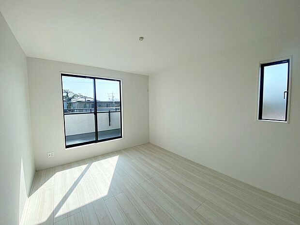 【洋室7.87帖】 ご夫婦の寝室に最適な居室です。家事やお仕事にお疲れなパパ・ママがゆっくり過ごせる空間です 