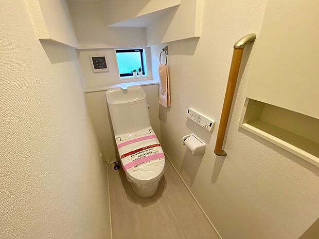 【トイレ】 1、2階共にシャワー機能付!小窓が付いている為換気もスッキリして頂けます。
