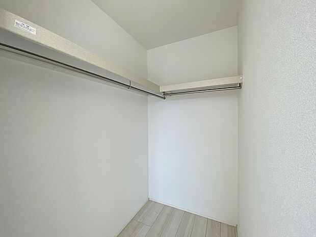 【ウォークインクローゼット】 WICは洋服、帽子、バッグなど全て収納可能!お部屋がスッキリ整理整頓できます!