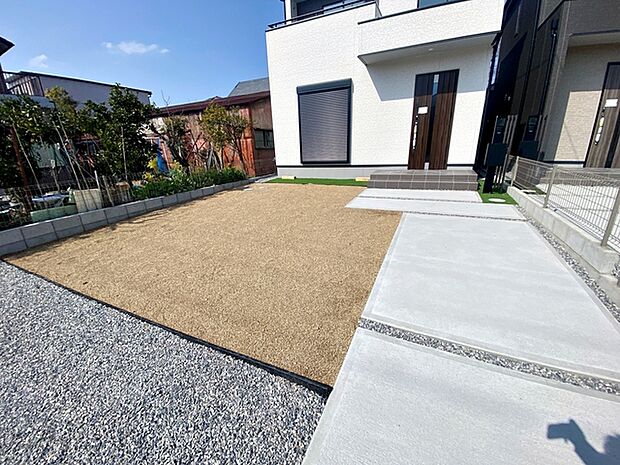 ハーブやお花を植えてガーデニングしたり、楽しみ方は自由自在!