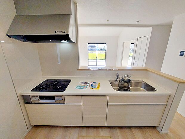 【キッチン】 人気の対面キッチンは料理をしながらご家族やお客様との会話が楽しめます！ 