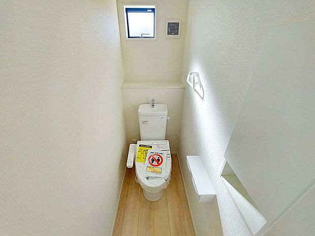 【トイレ】 温水洗浄便座付！窓があるため換気も出来て空気がすっきり！ 