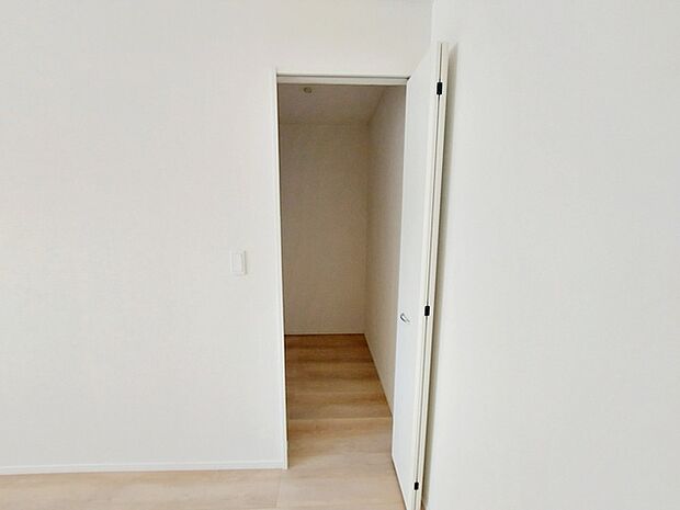 【ウォークインクローゼット】 WICは洋服、帽子、バッグなど全て収納可能！お部屋がスッキリ整理整頓できます！ 