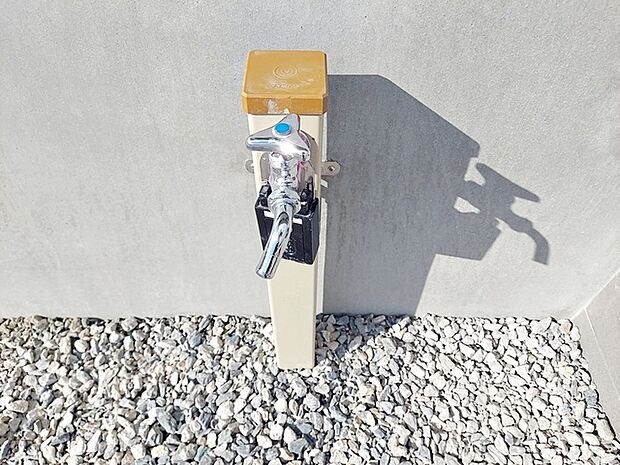 玄関横には立水栓が設置されています！お庭の水撒き、洗車、お掃除、お子様の水遊びなど便利です！ 