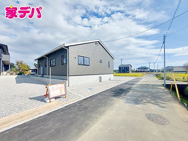 前面道路：西側約4ｍ幅。前面は車通りの少ない道路。お車の出し入れが苦手な方も安心ですね。 