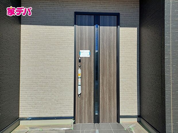 【玄関】 雨の日の出入りも濡れにくい玄関ポーチ 