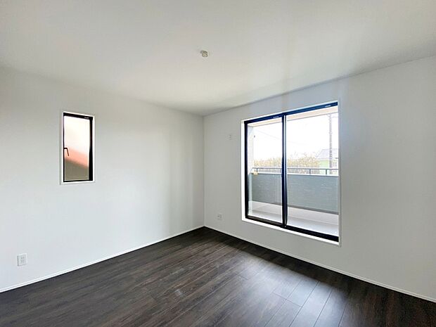 【洋室7.75帖】 2階の寝室からは広々としたバルコニーに出られます。洗濯物を干していても、屋根付きインナーバルコニーなので急な雨の日でも安心です。