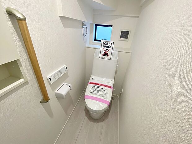 【トイレ】 1、2階共にシャワー機能付！小窓が付いている為換気もスッキリして頂けます。 