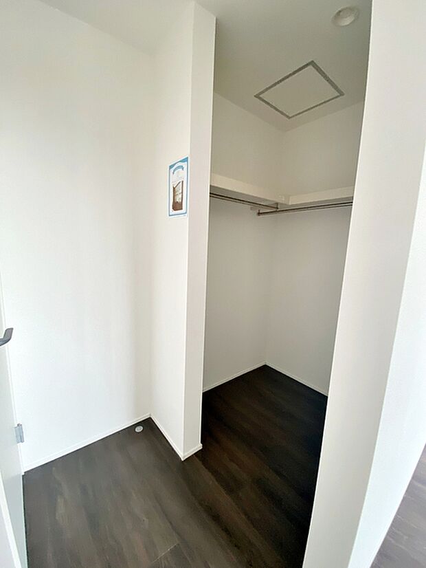 【ウォークインクローゼット】 ハンガーにかけた洋服、帽子やバッグ他収納した物を見渡すことができ整理整頓がしやすい!