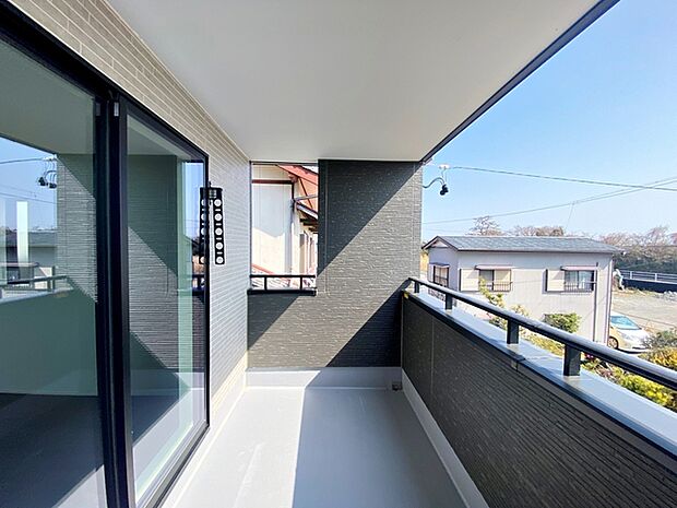 【バルコニー】 屋根のあるインナータイプのバルコニーだから、急な雨でも洗濯物が濡れにくくて安心  