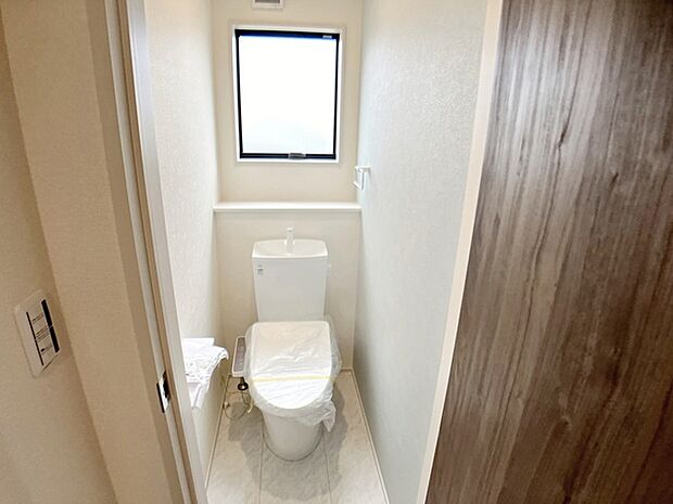 【トイレ】 2カ所にシャワー機能付トイレがあります！小窓が付いている為換気もスッキリして頂けます。 