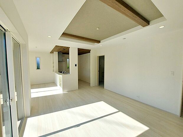 【リビング18帖】 天井の中央部分が一段高くなっていることで開放感が生まれ、部屋を広く見せくれます