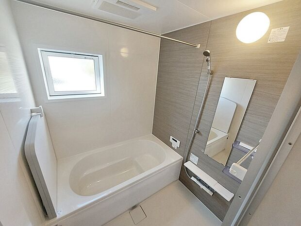 【浴室】 防水性や保温性に優れたシステムバスルーム!洗い場と脱衣所の段差が少なくバリアフリー