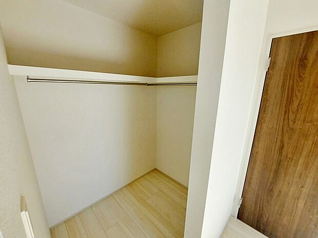 【ウォークインクローゼット】 WICは洋服、帽子、バッグなど全て収納可能!お部屋がスッキリ整理整頓できます!