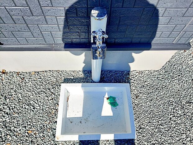 玄関横には立水栓が設置されています！お庭の水撒き、洗車、お掃除、お子様の水遊びなど便利です！ 