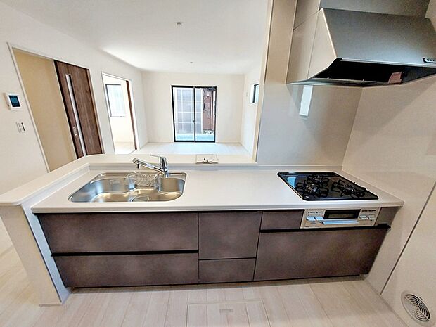 【キッチン】 リビングで遊んでいるお子様を見ながらお料理ができ、子育て中のパパママにも安心の設計です！ 