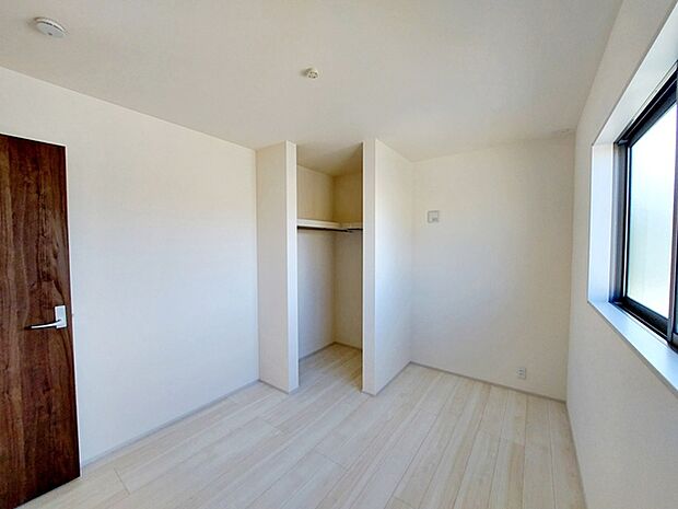 【洋室5.16帖】 お子様の一人部屋に最適な居室です。ウォークインクローゼット付きで自然とお片付けできる環境に！ 