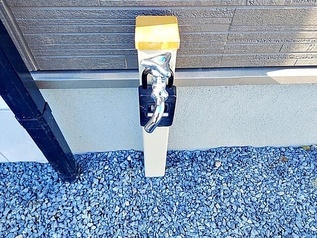 玄関横には立水栓が設置されています！お庭の水撒き、洗車、お掃除、お子様の水遊びなど便利です！ 