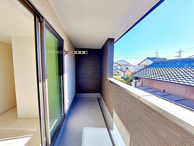 【バルコニー】 屋根のあるインナータイプのバルコニーだから、急な雨でも洗濯物が濡れにくくて安心  