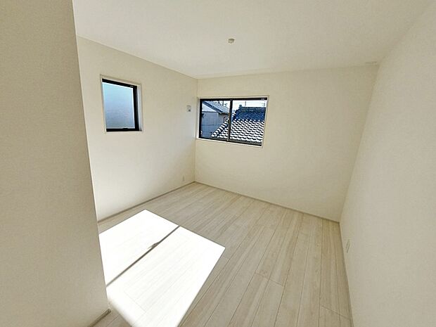 【洋室6.44帖】 2面採光で、晴れの日の日中はいつも明るい室内に。窓を開放すれば気持ちの良い風が入ります。 