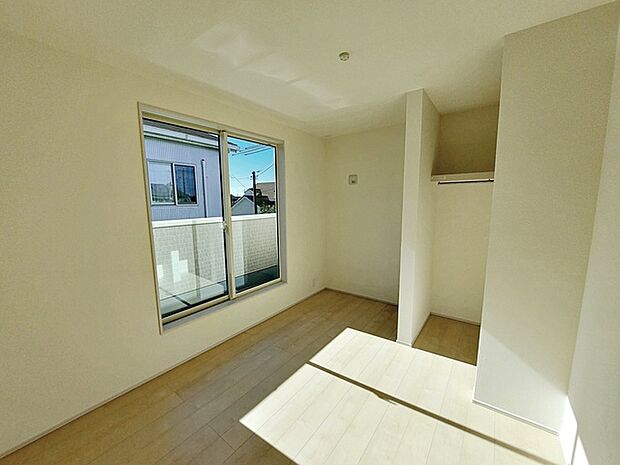 【洋室5.16帖】 バルコニーに続く大きな窓があり、洗濯物やお布団などをそのまま部屋に取り込むことができます。 