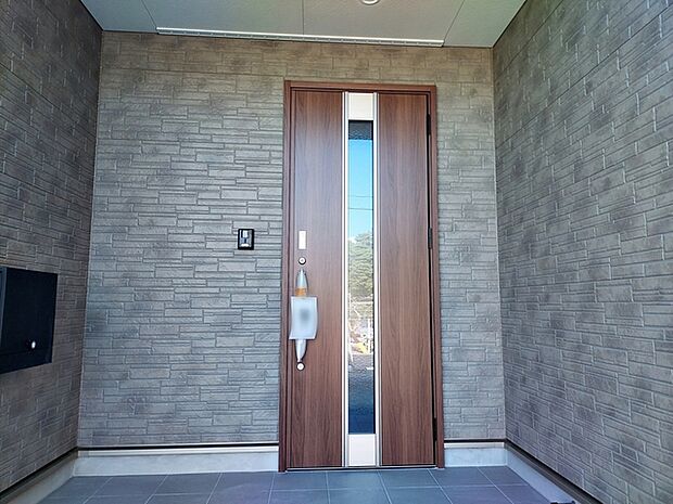 【玄関】 お洒落な玄関ポーチがご家族の帰りを明るくお迎えしてくれます。 