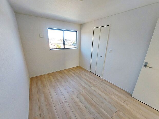 【洋室北側6帖】 お子様の一人部屋に最適な居室です。クローゼット付きで自然とお片付けできる環境に！ 