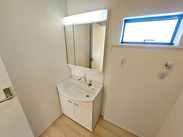 【洗面所】 洗髪・洗面・化粧などができる機能と収納スペースを一体化した洗面台です。 