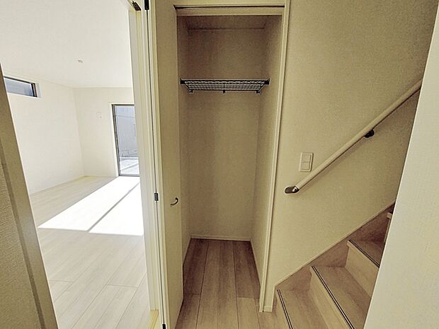 1階ホールにある収納スペースには掃除用品や外出に必要なものを収納するのに便利です。 