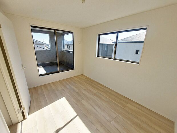 【洋室南側6帖】 バルコニーに面した洋室は視覚的にも広がりがでる開放的な空間になります。 