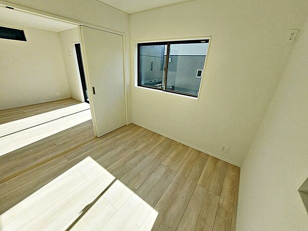 【洋室4.5帖】 リビングと続き間の洋室。オープンにして大空間にしたり、個室として使用することもでき便利です。 