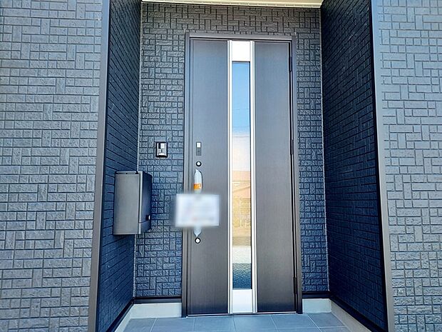 【玄関】 落ち着いた外観デザインで、住まいの第一印象を整える玄関です  