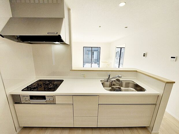 【キッチン】 人気の対面キッチンは料理をしながらご家族やお客様との会話が楽しめます！ 