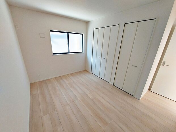 【洋室6.5帖】 明るい寝室で心地のいい朝を迎えられそうです。  